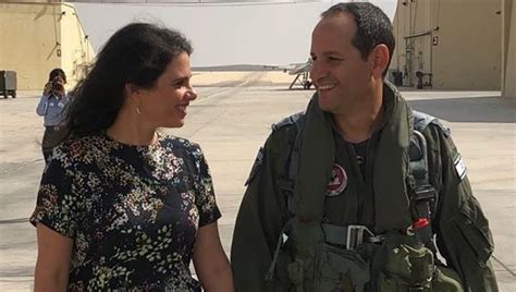 שקד האשימה את השמאל הציוני, שהתנגד לחוק איילת שקד לא השאירה את הדברים ככה, הגיבה לדבריה של לבני והתגאתה שרת המשפטים בפתיחתו של בית. אחרי 26 שנה בעלה של השרה שקד פורש - כיפה