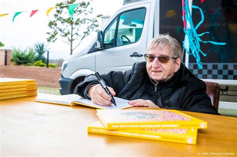 Een feest volledig uit haar unieke brein ontsproten en dat precies zo is als tante rikie zelf. Tante Rikie signeert kinderboek tijdens drive-in op Zwarte ...