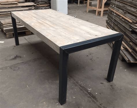Industriële tafel met metalen onderstel. Tafel met steigerhouten planken blad en origineel stalen ...