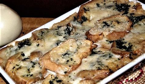 Pane carasau, formaggio fresco acidulo, peretta grattugiata, spezie, brodo. Zuppa gallurese - La Ricetta di Buonissimo
