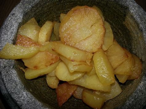 A favorite potato snack, the begedil is popular in indonesian and malaysian cuisines. 3) Lenyek kentang yg telah digoreng tadi menggunakan batu ...