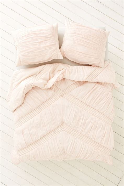 If you often feel warm this cooler, thinner comforter with less filling is the right one for you. Comforter - COMFORT