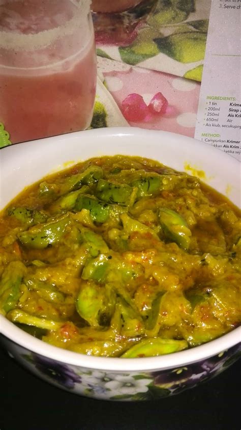 Ayam masak lemak cili api. namakucella: SAMBAL TEMPOYAK PETAI IKAN BILIS