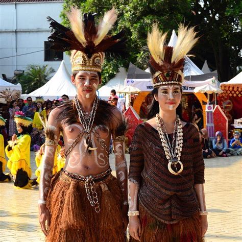 Pakaian adat sunda untuk pernikahan ini terbagi menjadi 3 jenis, yaitu tata busana pengantin putri, tata busana pengantin singer, dan tata busa pengantin sukapura. Menawannya Pakaian Adat si Mutiara Hitam (Papua Barat ...