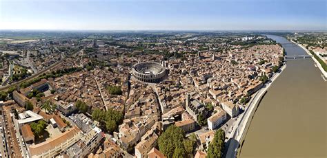 Um die zeitenwende entwickelte sich arles zu einem religiösen zentrum. Arles 2018: Incontri Internazionali di Fotografia e Photo ...