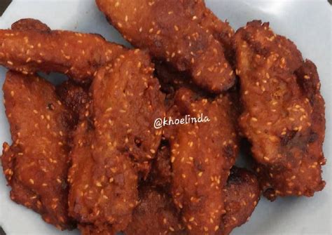 Ayak tepung beras dan tepung terigu ketika digoreng, adonan sudah terbentuk. Resep Pisang goreng gula merah oleh Linda Muljana - Cookpad