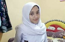 hijab sma siswi remaja berjilbab hijaber alami mencuci pakaian