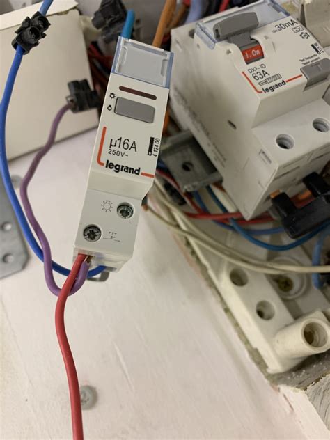 Required overcurrent protection fibaro single switch must be protected with an overcurrent protection (fuse) with a value not higher than 10a. Remplacer télerupteur par Single Switch Fibaro
