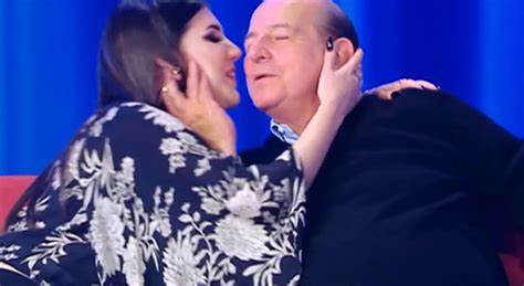 Giancarlo magalli, che ha 2 matrimoni naufragati alle spalle e due figlie, ha finalmente ritrovato l'amore. Magalli con la figlia al "Maurizio Costanzo Show": "Quella ...