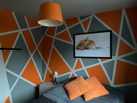 Pour donner un esprit contemporain à une pièce avec le orange , c'est avec le gris foncé ou encore le noir qu'il faut l'associer.le orange au mur et le gris en accessoires, ou bien l'inverse, c'est à vous de voir. Déco chambre | Chambre orange et gris, Deco gris, Deco chambre
