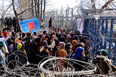 Görögországban hatalmas tűz tombol, az áldozatok száma elérte a nyolcvanat. Könnygázt is be kellett vetni a migránsok ellen, akik a ...