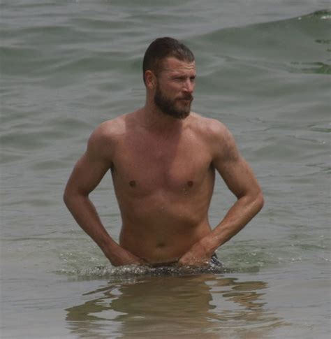 Apresentador do programa #temperodefamília, no @canalgnt. Rodrigo Hilbert mostra corpão aos 37 anos na praia ...