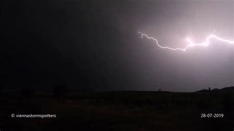Dabei beschädigte insbesondere großkörniger hagel gebäude, autos und kulturen aus der landwirtschaft. Unwetter bei Wien 28-07-2019 intense lightning storm near ...