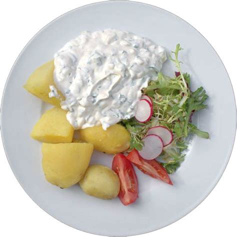 Quark, joghurt, leinöl und blütenhonig in einer schüssel cremig rühren und mit zitronensaft abschmecken. Pellkartoffeln mit Quark und Leinöl