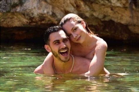 Después de verles de vacaciones juntos, disfrutando de unos románticos días en la playa, los actores se encuentran en plena promoción de alguien tiene que morir, la serie de netflix donde se. ¿Es verdad que Alex Speitzer y Ester Expósito se casaron ...