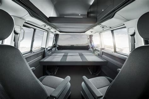 Aber klar, ansonsten schläft man da auch nicht anders. Innenansicht. Liegefläche des neuen Custom-Bus Schlafsitzbank-Systems im VW T5 Caravelle ...