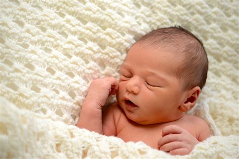 Kann sich ihr baby selbstständig auf die seite drehen, wird es schon bald anfangen zu robben und sich mit den händen aufzustützen, bis es schließlich wann genau es mit dem krabbeln beginnt, ist von kind zu kind verschieden. Was kann mein Baby wann? Die Entwicklung in den ersten 3 ...