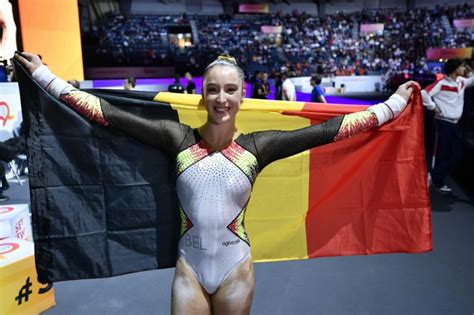 Ze was als eerst geplaatste aan de finale begonnen na 15.141 punten in de kwalificaties. Ze doet het opnieuw! Nina Derwael verlengt wereldtitel op ...