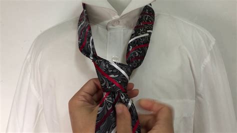It grew in popularity with businessmen in the 1950s. how to tie a half-windsor knot - YouTube