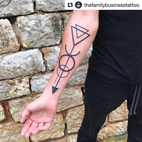 I love creating flow, bold patterns and clean line work. #Repost @thefamilybusinesstattoo These Lines ️ @the family ...