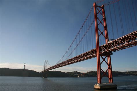 Lissabon is de grootste stad en de hoofdstad van portugal. Lissabon, Portugal ... erinnert stark an die Golden Gate ...