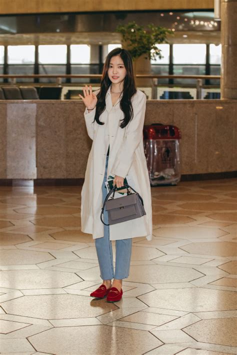 She is an actress, known for bakjwi (2009), aknyeo (2017) and yoonaui geori (2014). "매일이 리즈"…에이핑크 손나은, 여신돌의 청순美