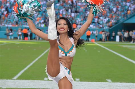 Each living room box is located on the field behind the west endzone with access to an exclusive club space featuring views of the miami dolphins locker room! Miami Dolphins Cheerleaders | Jets at Dolphins 110418 | Flickr