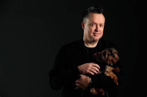 It was soon revealed to me that a mike ward from oregon who is considered armed and dangerous is at large, and of course, they were not taking any chances. Mike Ward: le côté clair de l'humour noir | Chantal Guy ...