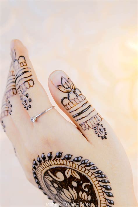 We women love looking for latest trending mehndi design that suit the best and imagine the pattern on our hands. Gol Tikki Mehndi Designs For Back Hand Images - 9 Latest And Popular Gol Tikka Mehndi Designs ...