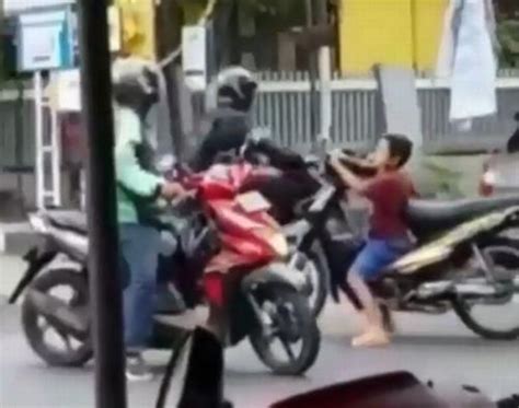 Cara download video di twitter melalui telegram menggunakan bot. Video Viral! Anak Kecil Naik Motor di Jalan Raya, Netizen ...