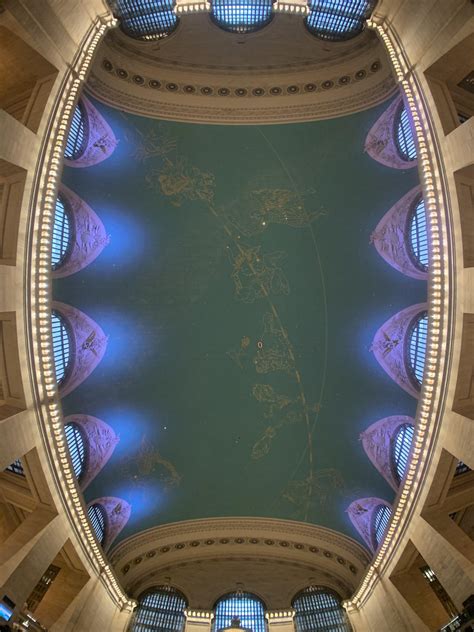 Vista interior de la clásica estación grand central de nueva york con su representación delicadamente pintada de las constelaciones celestiales en el techo. Fisheye view of Grand Central Terminal's celestial ceiling ...