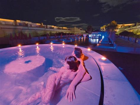 Venez découvrir les structures gonflables géantes sur l'eau! Le Jardin d'Eden - Liberal Travel