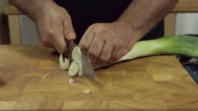 A differenza del classico sformato di zucchine questo è più rustico, cotto in forno, in un'unica teglia e perfetto da condividere. Ricetta Crema di zucca e porri | Cookaround