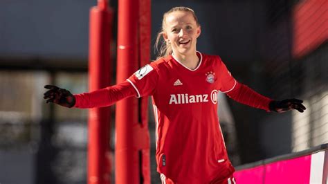 Hier präsentieren sich die frauenfußballerinnen des fc bayern münchen (offizieller kanal). Frauen-Bundesliga: FC Bayern München deklassiert Werder ...