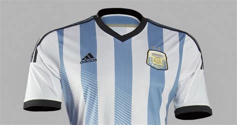 La nueva camiseta albiceleste seguro resultará polémica entre los hinchas gracias a su vistoso diseño, que presenta una especie de camuflado pintado que al parecer representa a las provincias argentinas sobre los bastones celestes. Esférico Balón: LA NUEVA CAMISETA DE ARGENTINA