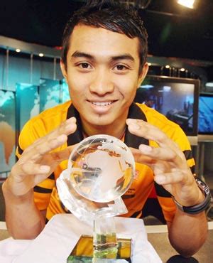 Dato' muhammad azizulhasni bin awang dpmt kmn amn is a malaysian professional track cyclist. Rat Race = Life: Kembar Seiras Yang Tidak Dikenali Ramai