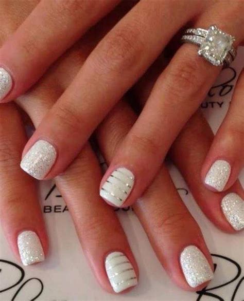 Si ya os hablamos de uñas decoradas de la temporada, ahora toca el momento de traeros todas las tendencias en decoración de uñas para las novias del 2021. Decoración de uñas para novias 2021 - ModaEllas.com