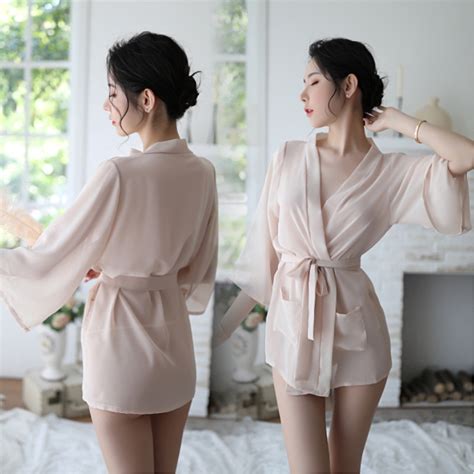 Kamu belum tidur, di??, sapanya begitu kubuka pintu depan belum, nyai, hidungku mencium bau khas parfum tante fifi yang elegan udah makan? hmm , belum sih, tante sudah makan?, aku mencoba balik bertanya. Kimono Lingerie Sexy Transparan Bahan Tulle untuk Wanita ...