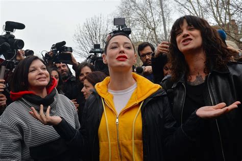 Dopo aver accusato harvey weinstein l'attrice e regista punta il dito su un altro personaggio di hollywood, il regista rob cohen. La actriz Asia Argento acusa al director Rob Cohen de ...