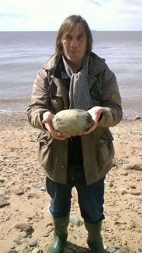 Los pescadores que encontraron una fortuna en el estómago de una ballena. Divisaron Una Extraña Roca En La Playa, Pero Sería Un ...