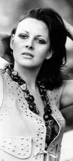 Preoccupata silvio amadio, regista del film datato 1975, torna a dirigere gloria guida in questo film che chiude un trittico dedicato alla minorenne attrice. dagmar lassander | Barbara bouchet, Film, Glamour