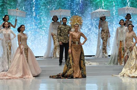 Baju pengantin ala barat, yang sudah diadaptasi menjadi baju pengantin muslimah modern, membuat sang pengantin tampil bak 10. Baju Pengantin Minang Modernbaju Pengantin Minang Modern ...