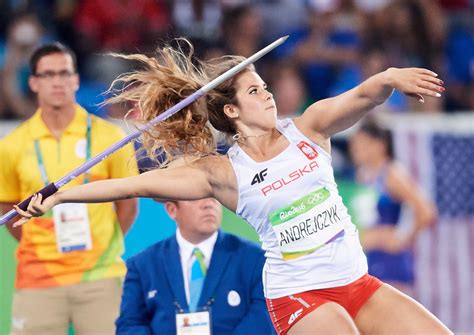 Zawodnicy i zawodniczki rywalizują w rzucie oszczepem podczas igrzysk olimpijskich (mężczyźni od 1908, a kobiety od 1932 roku), mistrzostw europy, mistrzostw świata oraz licznych mityngów lekkoatletycznych. Maria Andrejczyk "odpaliła" w eliminacjach rzutu oszczepem ...