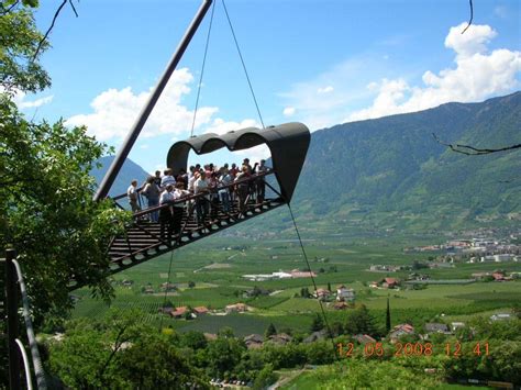 Am sonnigen hang oberhalb von meran, wo einst kaiserin sissi flanierte, erstrecken sich die blühenden gärten von schloss trauttmansdorff. Bild "Aussichtsplattform" zu Schloss & Botanischer Garten ...