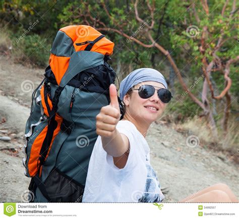 Pour le bien qu'il fait, on dirait que ce n'est pas la première fois qu'il baise. Jeune Femme Heureuse Avec La Détente De Sac à Dos Image ...