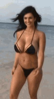 Su amor por la naturaleza y por el color se ve. Gif Denise Milani GIFs | Tenor