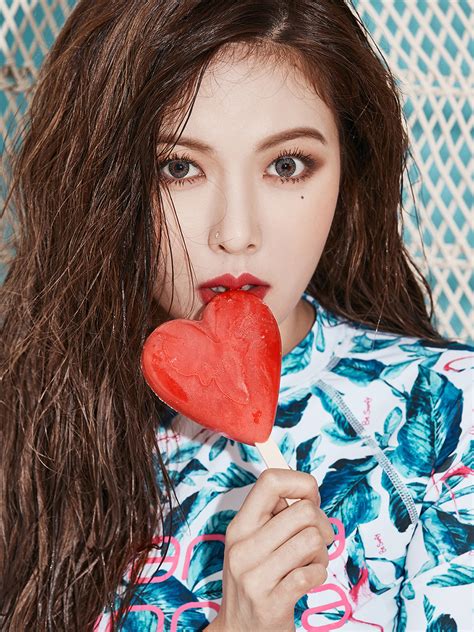 Kard의 멤버 소민이 v앱에서 현아 팬이라며 언급했는데13, 현아도. 현아 래쉬가드 화보 : 네모판