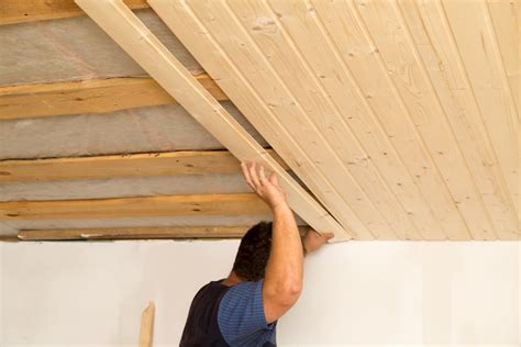 Decke verkleiden abgehängte decke rigips indirekte beleuchtung renovieren wohnzimmer ideen haus dekoration schlafzimmer lampen. Die Decke mit Holz verkleiden - mit Paneelen ganz einfach