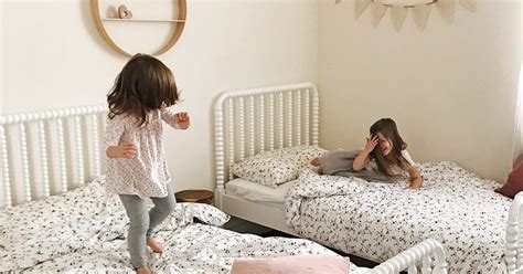 Siblings sharing a bedroom: 10 tips for making it work in ... You can adapt your bed to storage beds are one of the most obvious storage hacks for small bedrooms, but they're also we love creative desk organization products, and this lego storage hack remains one of our favorites.