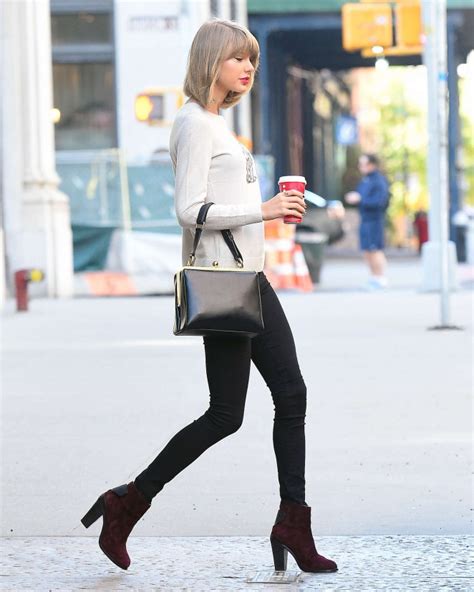 The couple trekked through downtown nyc arm in arm, and swift wore a particularly trendy outfit for the occasion. Pictures Of Taylor Swift In Tight Blue Jeans : Pin by ...